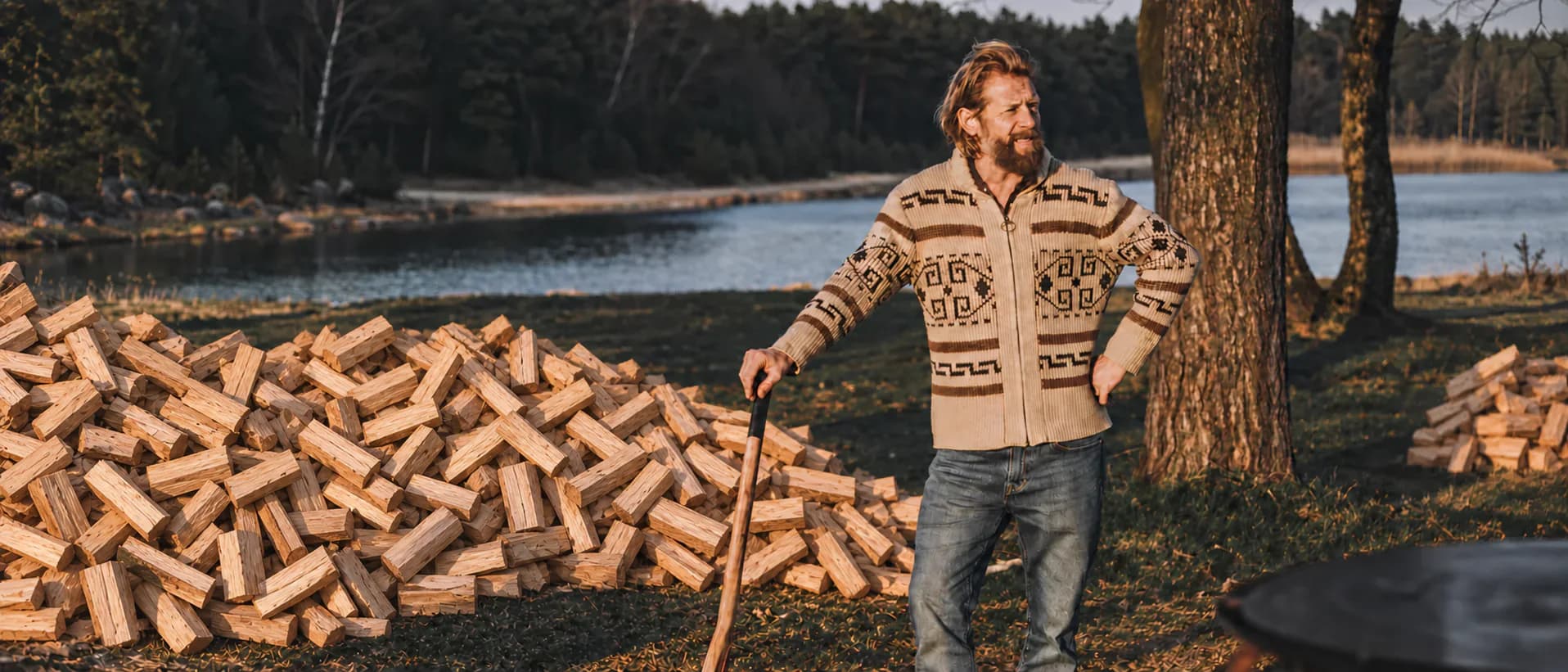 De Vuurmeester bij een voorraad haardhout