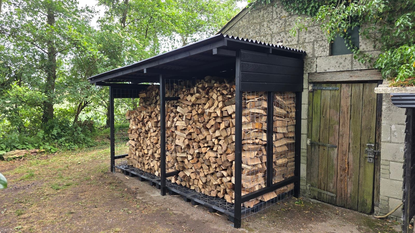Voorraad haardhout van klant O. van der Sluis